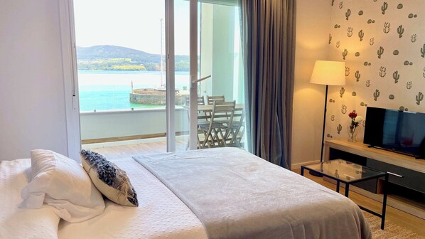 مكتب ومكواة/لوح كي وواي فاي وملاءات أسرّة