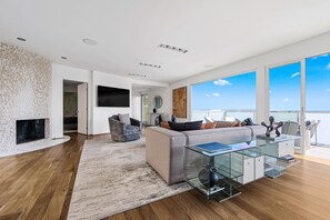 TV, fireplace