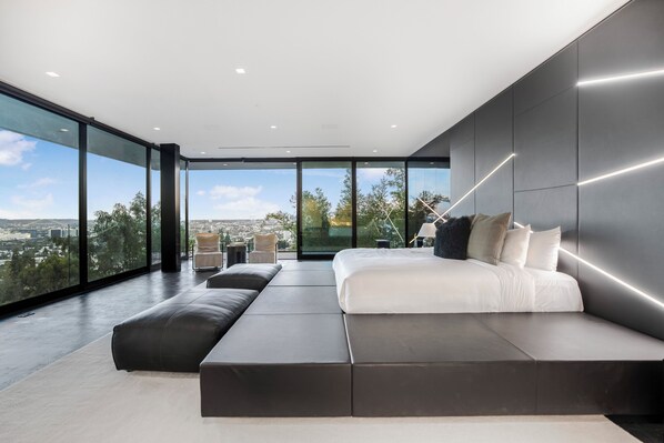 5 bedrooms, desk, iron/ironing board, WiFi