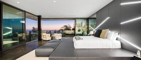 5 bedrooms, desk, iron/ironing board, WiFi