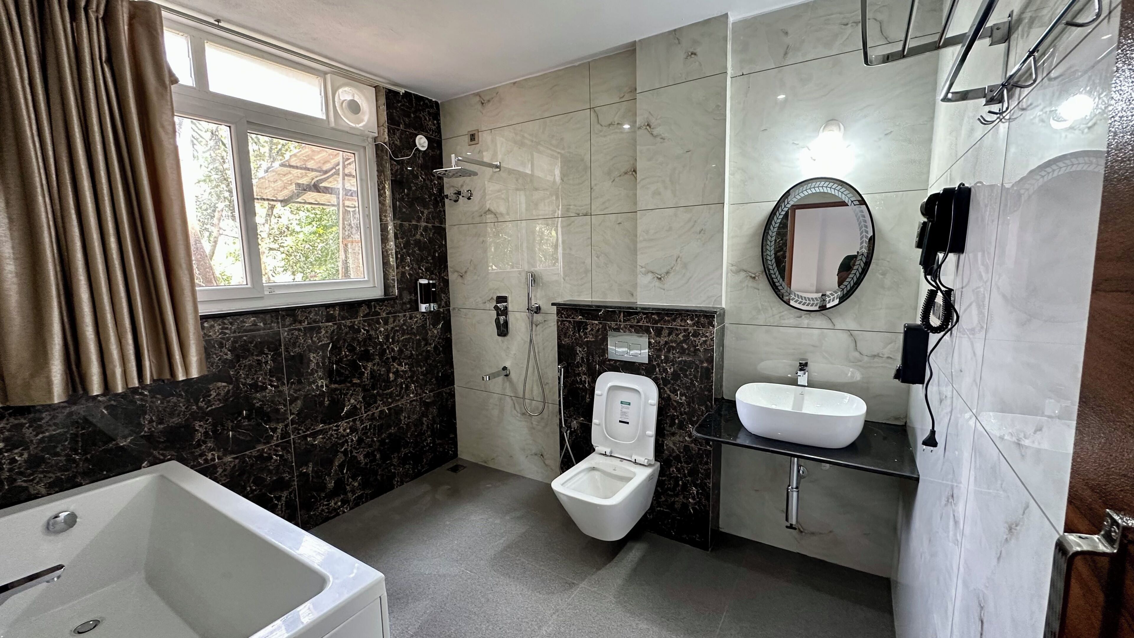 Habitación de lujo | Baño | Artículos de higiene personal gratuitos y secador de pelo