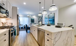 冷蔵庫、電子レンジ、オーブン、コンロ