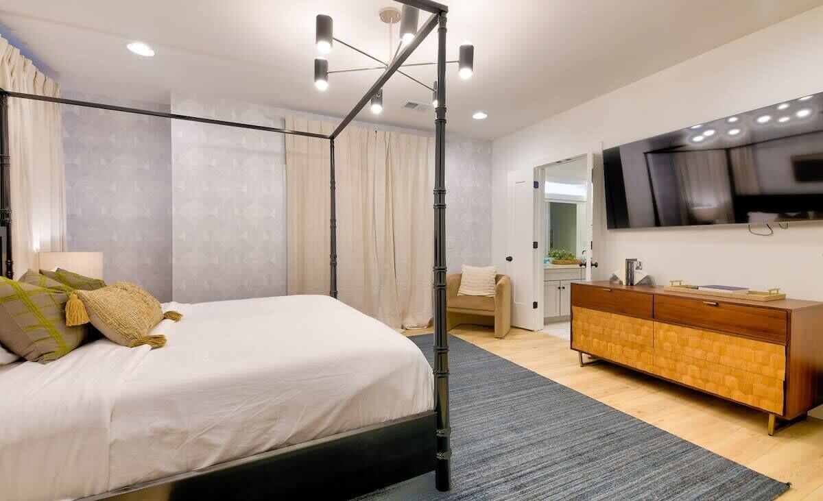 4 bedrooms, iron/ironing board, WiFi, bed sheets