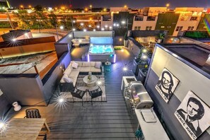 Outdoor dining - Nash Luxe Party! 13 Beds - Priv Hot Tub/Game Room! (Nashville)