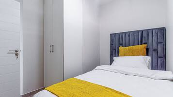 2 bedrooms, in-room safe, desk, iron/ironing board