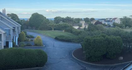 Ocean view 2-bedroom townhouse condo with AC and WiFi in Narragansett RI