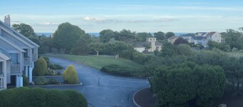 Ocean view 2-bedroom townhouse condo with AC and WiFi in Narragansett RI