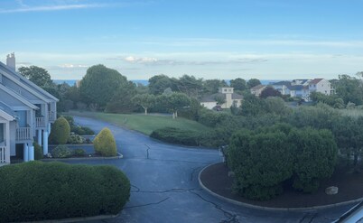 Ocean view 2-bedroom townhouse condo with AC and WiFi in Narragansett RI