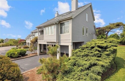  Ocean view 2-bedroom townhouse condo with AC and WiFi in  Narragansett RI