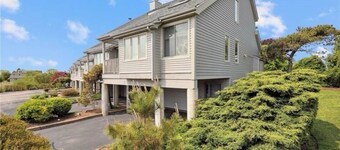  Ocean view 2-bedroom townhouse condo with AC and WiFi in  Narragansett RI