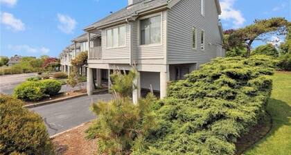 Ocean view 2-bedroom townhouse condo with AC and WiFi in Narragansett RI