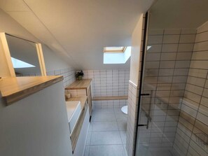 Dusj, hårføner og toalettpapir