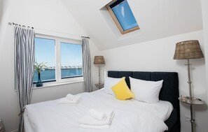 2 quartos, ferros/tábuas de passar roupa, berço de viagem