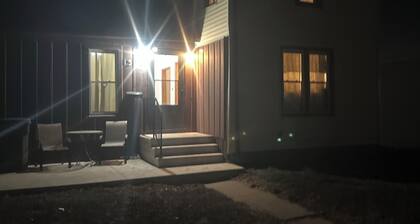 3-bdrm house with AC, small fitness station, WiFi in enchanting Waterloo Iowa.