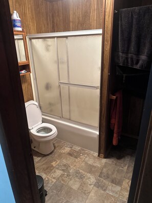 Serviettes fournies, savon, papier de toilette