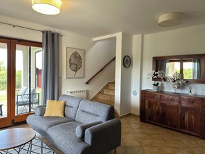 Smart TV - Villa Vicani - 2-bedroom villa in Ripenda Kras with WiFi, AC and swimming pool (Ripenda Kras)