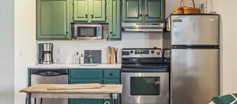 Quaint 1BR Getaway: 4 Minutes to Okemo Mountain