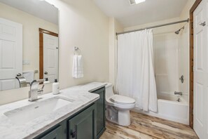 Shower, hair dryer, towels - Quaint 1BR Getaway: 2 Minutes to Okemo Mountain (Ludlow)