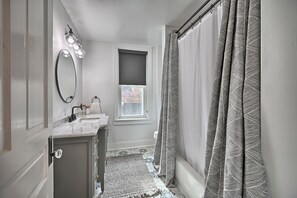 Shower, hair dryer, towels, soap - The Camp Hill House - airy,  elegant, comfortable (Camp Hill)