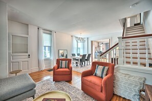 Smart TV, video games, DVD player, books - The Camp Hill House - airy,  elegant, comfortable (Camp Hill)
