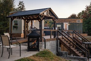 Terrace/patio - Secluded Mountain Getaway - 2 Cozy Tiny Homes with SPECTACULAR views (Vonore)