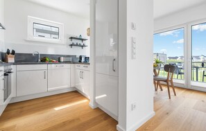 Kjøleskap, ovn, kokeplater og oppvaskmaskin