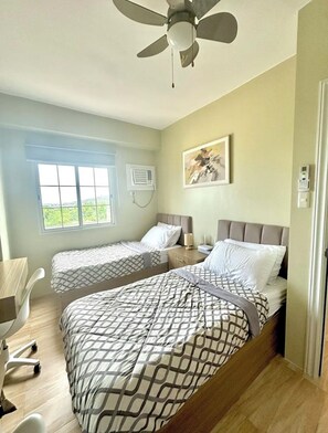 1 quarto, cofres nos quartos, escrivaninha