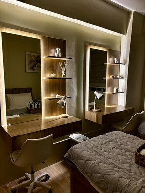 1 quarto, cofres nos quartos, escrivaninha