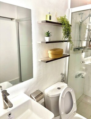 Doccia, asciugacapelli, bidet, asciugamani