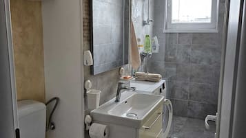 Klassiek appartement | Badkamer | Een douche, gratis toiletartikelen, een haardroger, pantoffels