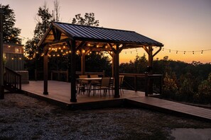 Outdoor dining - Secluded Mountain Getaway - 1 Cozy Tiny Home with SPECTACULAR views (Vonore)