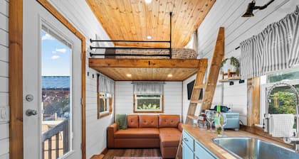Secluded Mountain Getaway - 1 Cozy Tiny Home with SPECTACULAR views