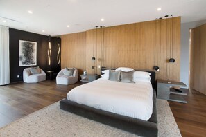 6 bedrooms, iron/ironing board, WiFi, bed sheets