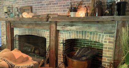 In-Town Mountaintop Luxury Home- Close to VT, Downtown & Shopping. Pet Friendly