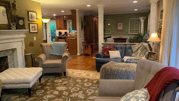Smart TV, fireplace, stereo