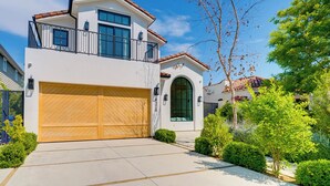 A modern two-story house with a large garage, a balcony, and a well-maintained garden. - Villa Camellia - Charming 5 BR Home in the heart of Studio City (Studio City)