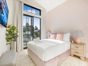 5 bedrooms, iron/ironing board, WiFi, bed sheets