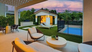 An outdoor patio with seating, a pool, and a small house with a view of the pool. - Villa Camellia - Charming 5 BR Home in the heart of Studio City (Studio City)