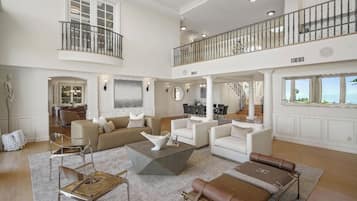 Smart-TV, Kamin, Arbeitsbereiche