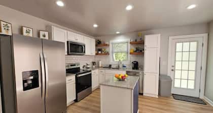Charming 3-bedroom house in welcoming Hollywood/Meggett, SC.