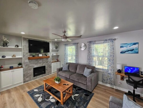Smart TV, fireplace