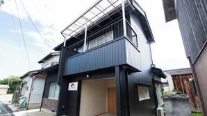 A two-story building with a balcony on the upper floor. - Destiny Seaside Village (Sakaiminato)