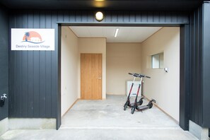 Uma entrada limpa e moderna para o Destiny Seaside Village, com uma porta de madeira e uma placa.