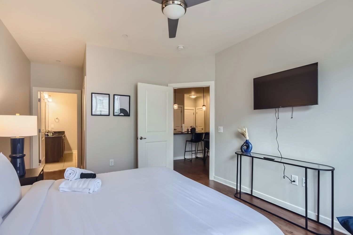 2 bedrooms, desk, iron/ironing board, WiFi