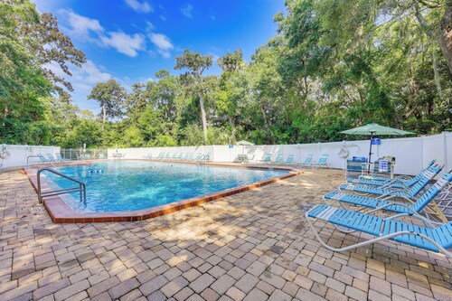 Fernandina Beach Condo w/ Pool + Path to Beach!