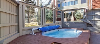 Ski Hill Bluebird Condo: Downtown Breck, Walk To Gondola