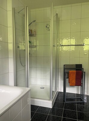 Chuveiro, secador de cabelo, toalhas de banho, sabonete