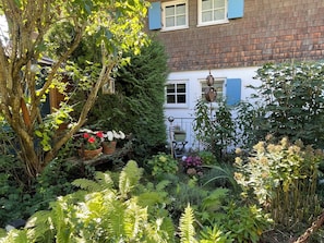 A garden with various plants and a wooden bench. - Charming vacation home in Oberstdorf-Reichenbach, Allgäu—4 bedrooms, 2 bathrooms (Oberstdorf)