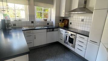 Réfrigérateur, four, plaque de cuisson, lave-vaisselle