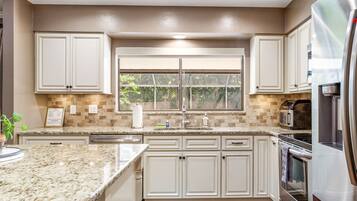 Kylskåp och grytor/köksredskap